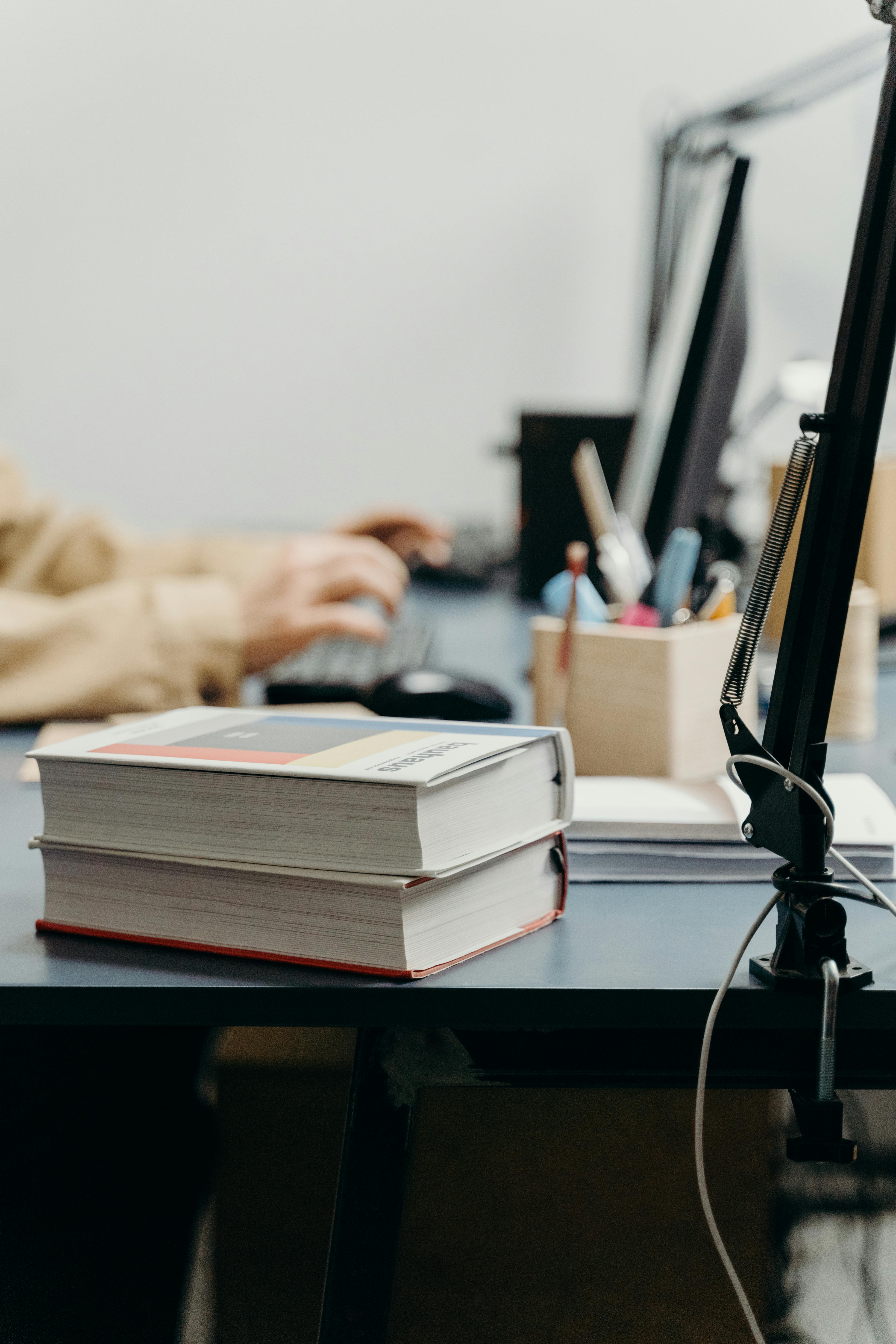 Livres sur bureau éditorial